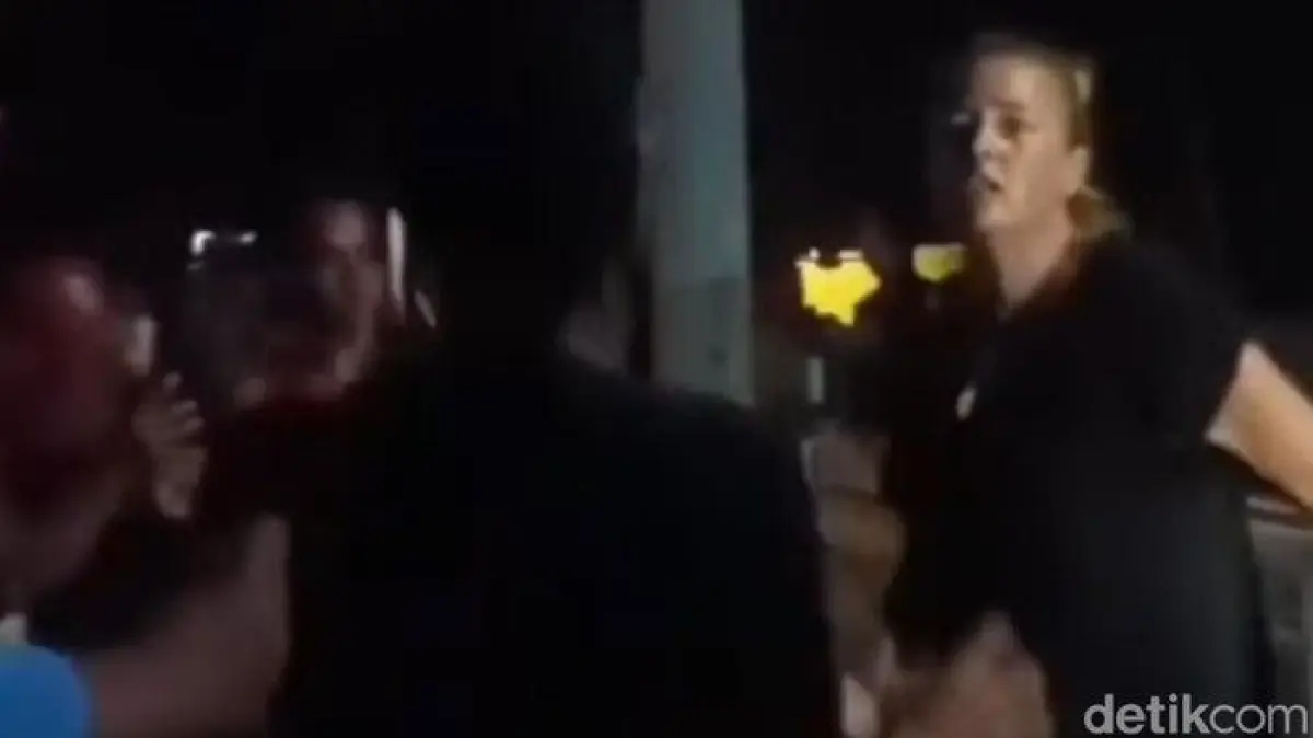 Bule Wanita Protes Speaker Tadarusan di Gili Trawangan