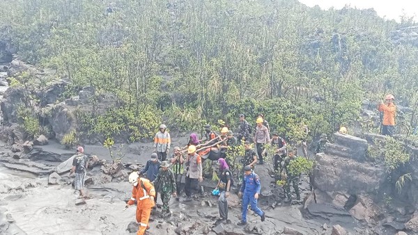 2 WN Singapura Hilang Diduga Tertimbun Erupsi Dukono