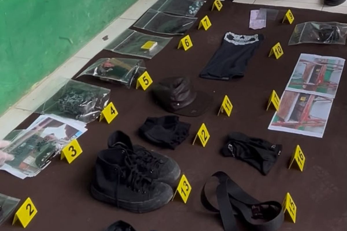 Penampakan Barang Bukti Bom Rakitan di MAN 3 Padang