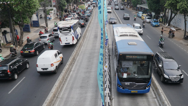 Imbas Demo, TJ Hentikan dan Alihkan Bus di Sejumlah Titik
